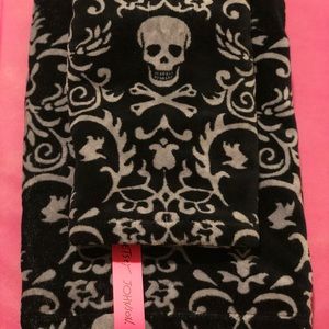Betsey Johnson Accessories - Betsey Johnson Skull Hearts Bath & Hand Towel Set Betsey Johnson Accessories - Betsey Johnson Skull Hearts Bath & Hand Towel Set